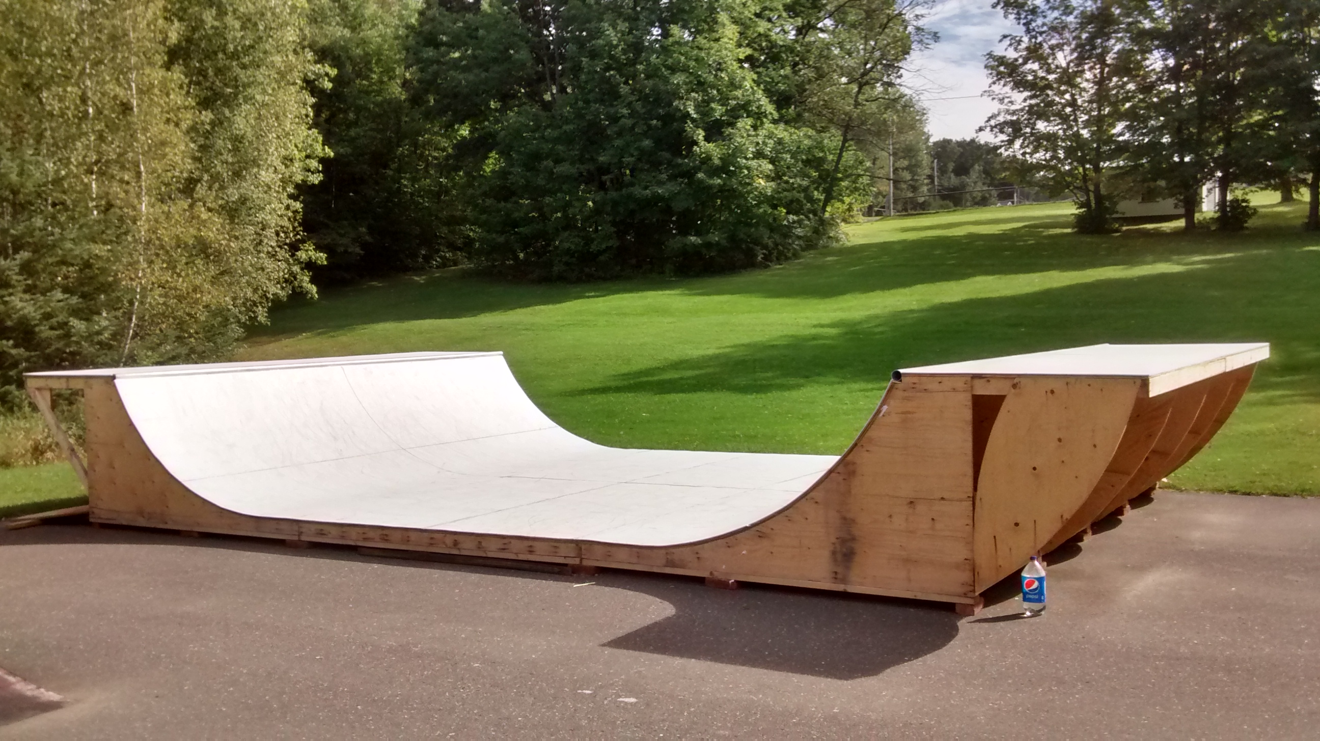 © Maison des jeunes de Waterville - Inauguration de la nouvelle rampe au skate park de Waterville - 9 octobre 2015!