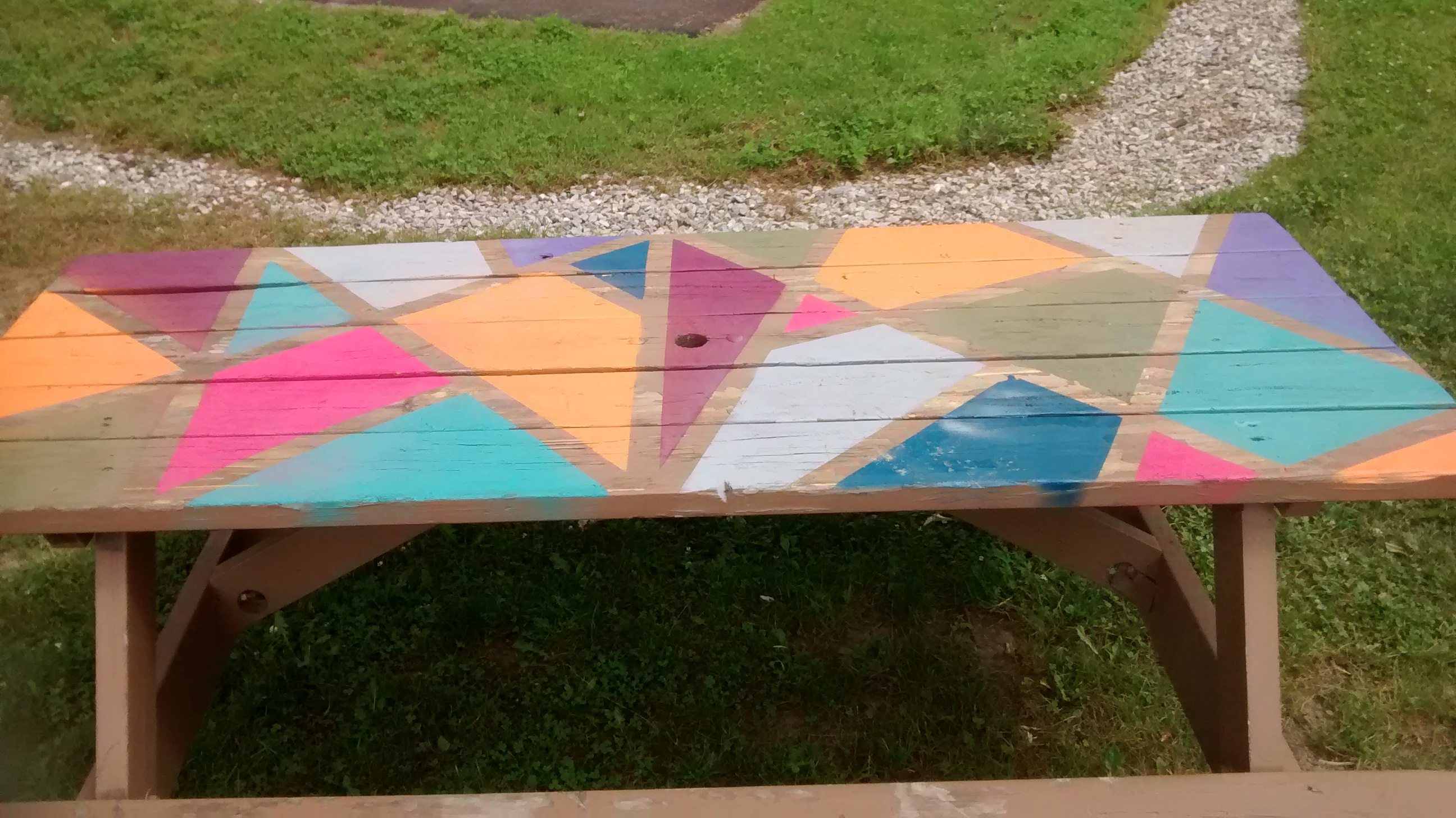 © Maison des jeunes de Waterville - Les grafitis sur les tables de Picnic de la maison des jeunes de Waterville!